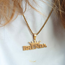 Carregar imagem no visualizador da galeria, Collar Princesa, con nombre tallado en acero chapado en oro 18 k.
